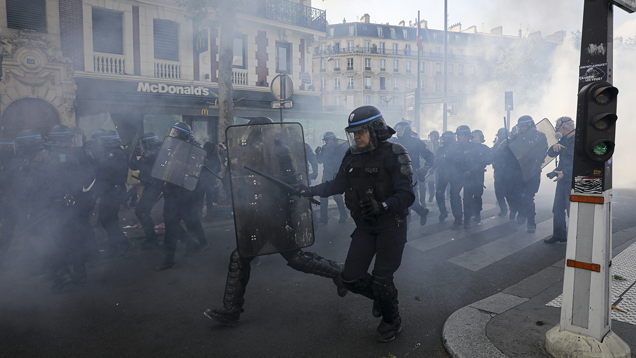 Paris sokakları yanıyor! 1 Mayıs gösterilerinde ortalık karıştı